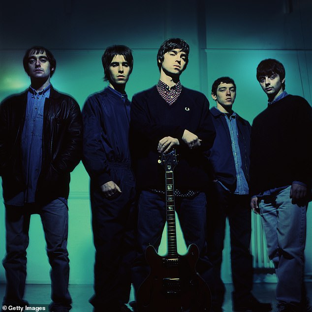 Выпущенный в 1994 году, альбом Definitely Maybe занял первое место в официальных чартах альбомов Великобритании и стал на тот момент самым быстро продаваемым дебютным альбомом всех времен (на фото в ноябре 1993 года: LR Пол Артурс (он же Bonehead), Лиам Галлахер, Ноэль Галлахер, Тони МакКэрролл, Пол МакГиган)