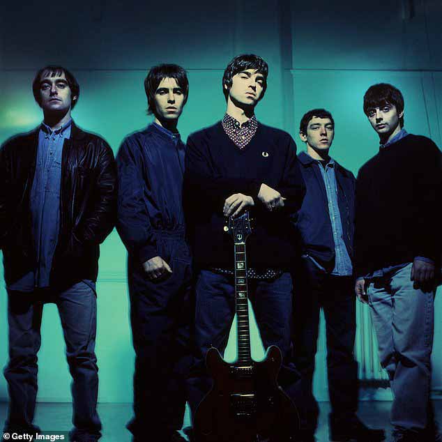 Oasis празднуют 30-летие своего дебютного альбома Definitely Maybe новым ограниченным изданием, но многие фанаты недовольны этой новостью (Лиам и Ноэль Галахеры на фото в 2005 году).