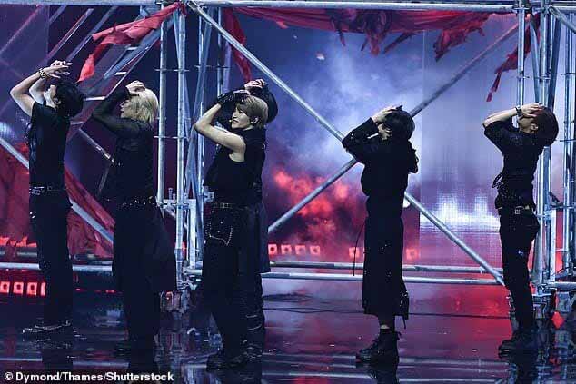 Британский проект Got Talent подвергся обвинениям в «фейковости» после того, как зрители обвинили K-pop группу Blitzers в мимике во время их полуфинального выступления.
