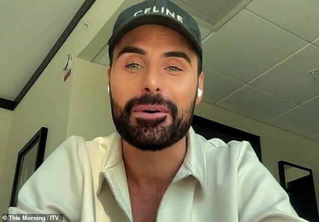 Но в Rylan's Dating Naked UK дерзкое действие происходит в тропическом раю где-то в Колумбии.