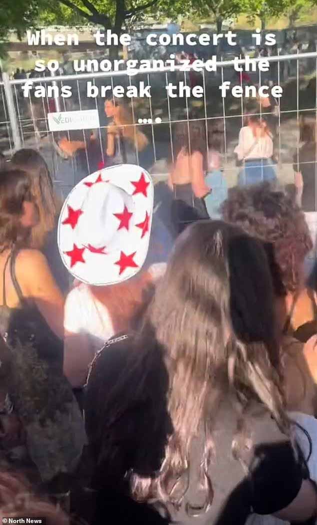 Тур Eras Tour Тейлор Свифт в Лиссабоне в пятницу погрузился в хаос, поскольку разъяренные фанаты снесли забор после нескольких часов ожидания на палящей жаре (певица на фото на сцене)