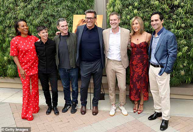 Карен Питтман, Тиг Нотаро, Билли Крудап, Джон Хэмм, Марк Дюпласс, Дженнифер Энистон и Нестор Карбонелл позируют вместе