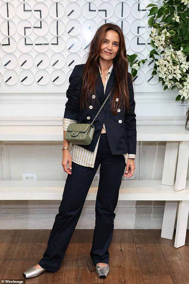 Накануне 45-летнюю маму Сури, Кэти Холмс, видели на мероприятии Chanel в Нью-Йорке.