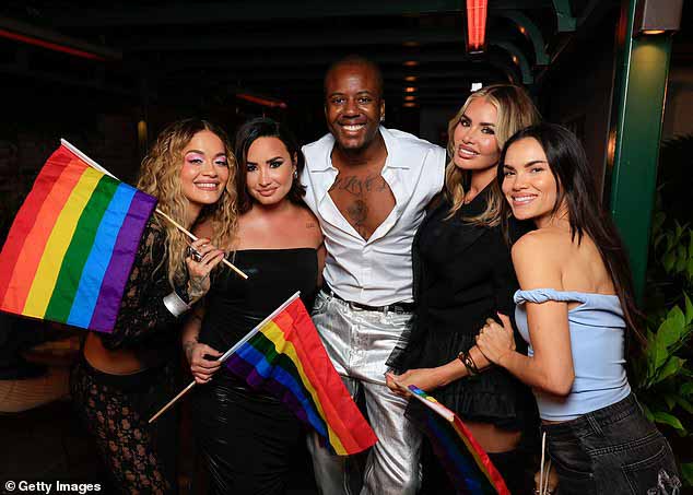 Британский певец присоединился к 31-летней Деми Ловато на ужине We Matter Pride Dinner в частной резиденции в Голливуде.
