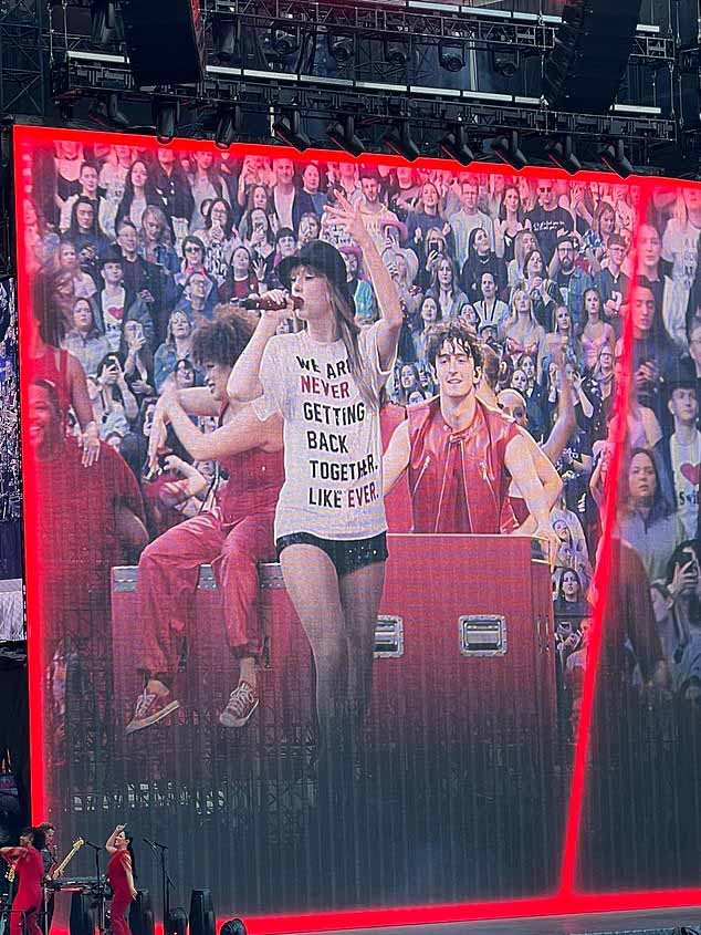 Тейлор продолжит тур Eras Tour в Кардиффе во вторник, а затем выступит в Лондоне с 21 по 23 июня.