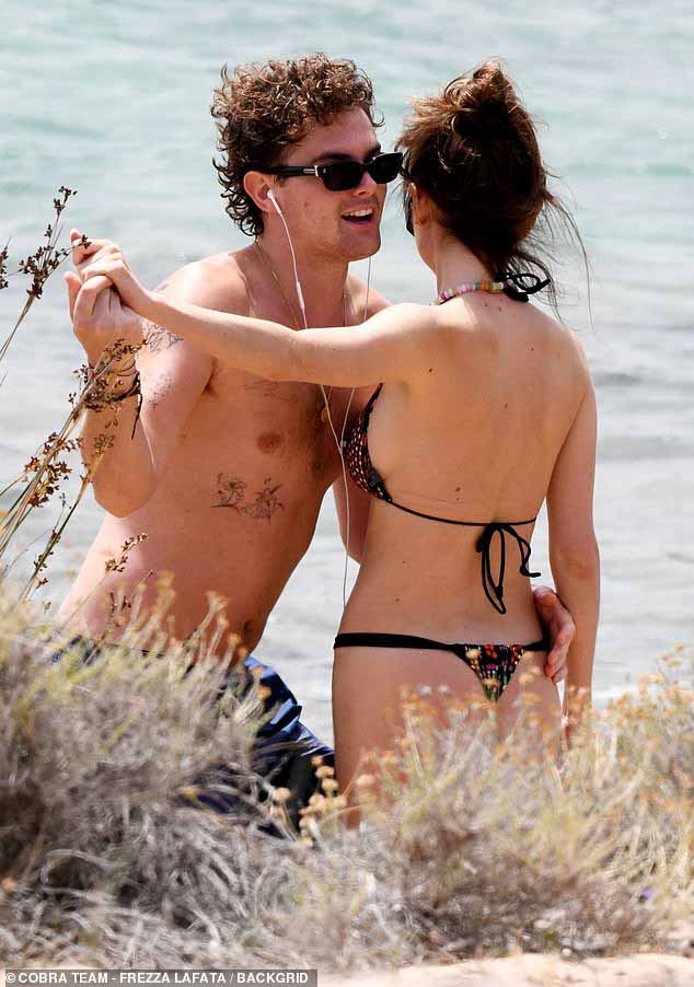 Она продемонстрировала нежную демонстрацию своей любви.