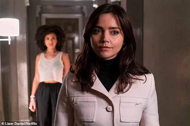 Дженна и Джейми встретились на съемках сериала Netflix «Песочный человек» в 2020 году (Дженна на фото выше в сериале в роли Джоанны Константин)