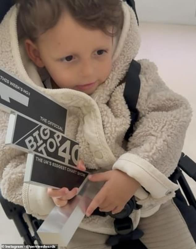 Аксель, которому в августе исполнится три года, на фото в мае и держит награду Перри за первое место в чарте Big Top 40.