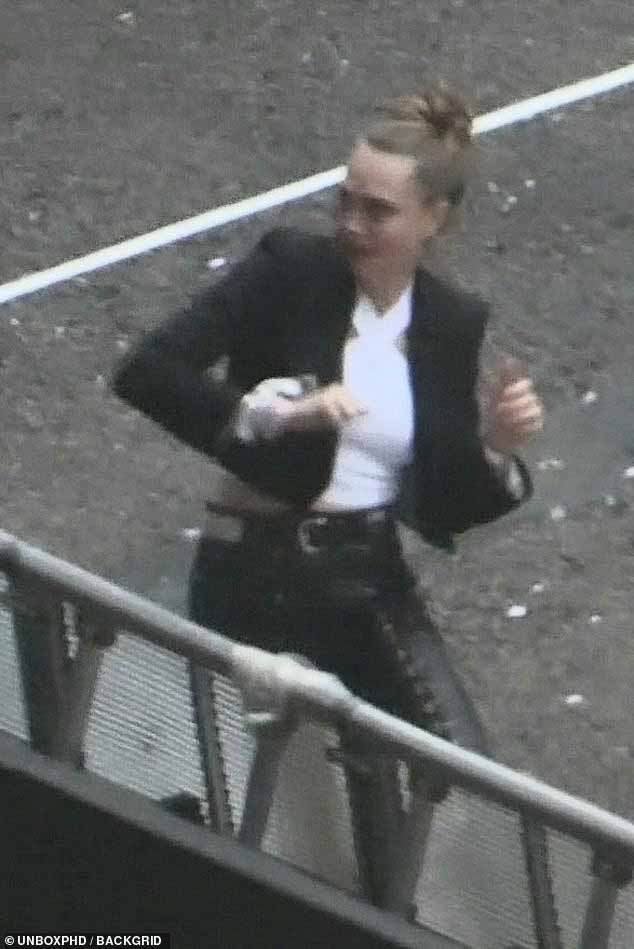31-летняя модель Кара танцевала всю ночь напролет в пятницу, присоединившись к другим своим приятелям на одной удивительной ночи в столице.