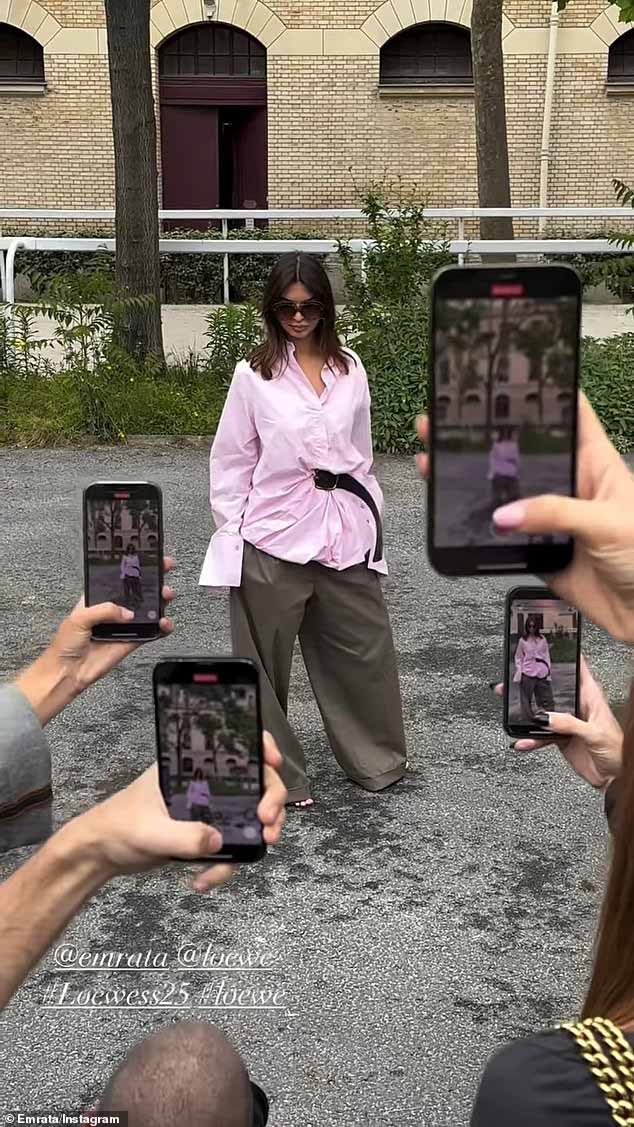 Эмили поделилась закулисным взглядом в своей истории в Instagram.