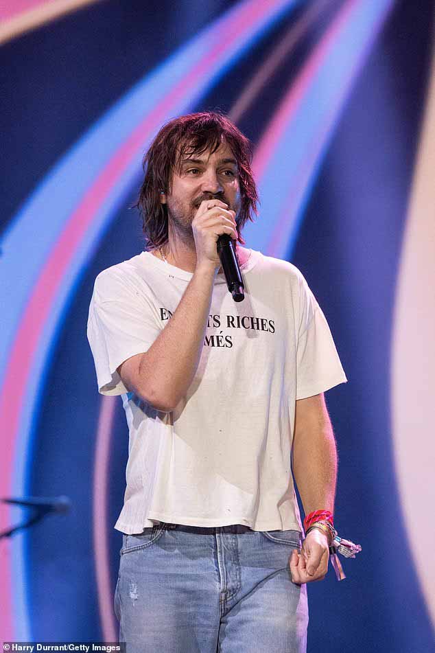 Поклонники были в восторге от того, как Тэйм Импала вышел на сцену Glastonbury Pyramid, и призвали его выбрать в качестве хедлайнера.