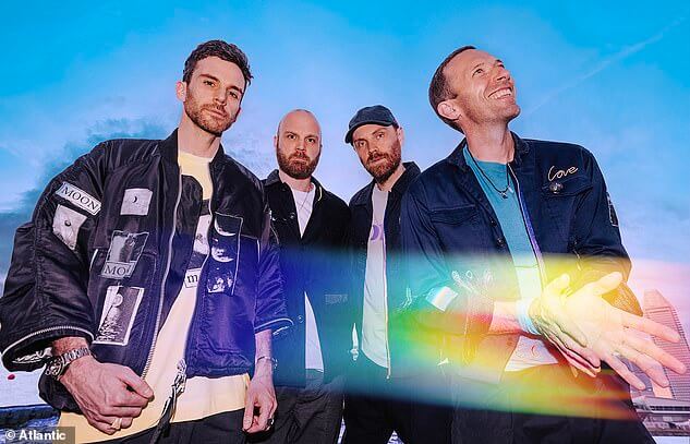 В субботу вечером Coldplay (на фото) станут первым коллективом, который выступит хедлайнером фестиваля Glastonbury пять раз, тем самым прервав свое партнерство с The Cure.