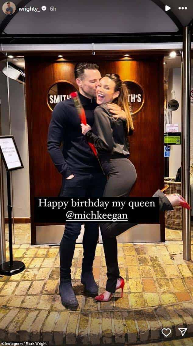Бывшая звезда TOWIE, 37 лет, женат на актрисе Мишель с 2015 года и не забыл публично признать ее в свой 37-й день рождения (на фото на NTA в 2023 году).