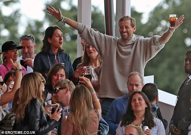 Бывший профессиональный футболист Питер выглядел очень оживленно, размахивая руками, пока группа исполняла свои хиты.