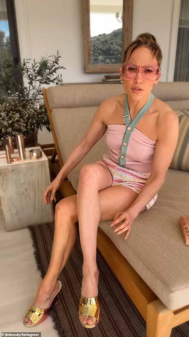 54-летняя многогранная особа, которая недавно сказала, что она «самая худая, какой я когда-либо была», появилась в Instagram бренда, чтобы прорекламировать их набор для тела «Ultimate Body Kit» стоимостью 86 долларов, который теперь продается по цене 39 долларов.