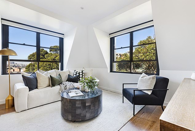 Две спальни и кабинет занимают первый этаж апартаментов, а в главной спальне есть просторная гардеробная и собственная ванная комната.