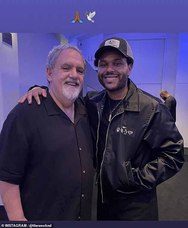 The Weeknd поделился фотографией себя с Ландау, сложенными руками и голубем