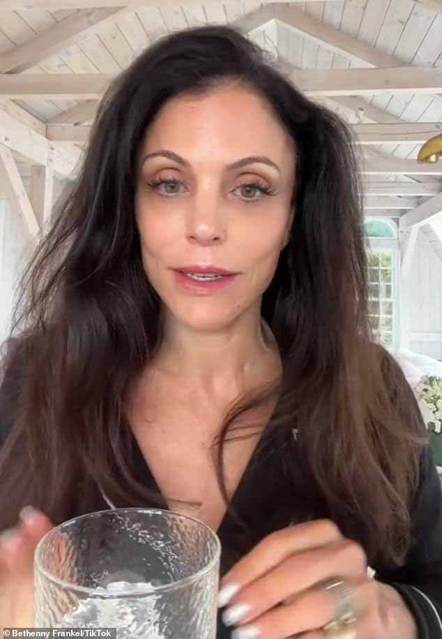 Это было второе свидание подряд, которое основатель BStrong пропустил после попытки встретиться с «в меру привлекательной» 53-летней женщиной без детей, которая раньше была спортсменкой и училась в «очень хорошей школе Лиги плюща» (на фото в субботу)