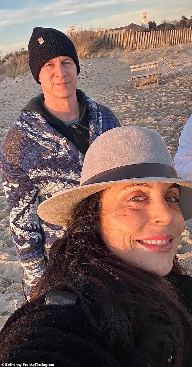 Актриса фильма «Опасность в общежитии» в марте разорвала шестилетние отношения с бывшим женихом Полом Берноном (слева, на фото 2 марта), но, как сообщается, оставила себе обручальное кольцо с бриллиантом в 15 карат стоимостью 1 млн долларов.