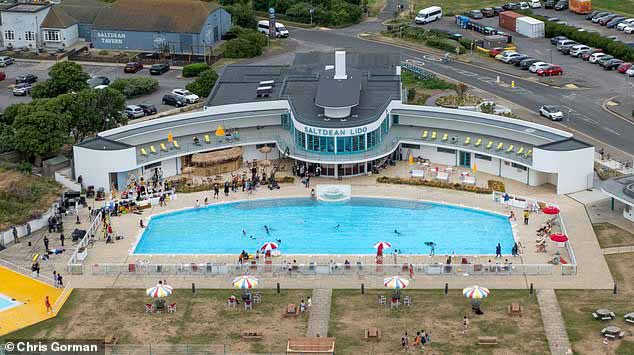 Съемки проходили в Saltdean Lido недалеко от Брайтона (на фото) 2 июля. Смит сыграет главную роль в шестисерийном сериале, основанном на адаптации мрачного комикса австралийского певца и писателя Ника Кейва 2009 года.