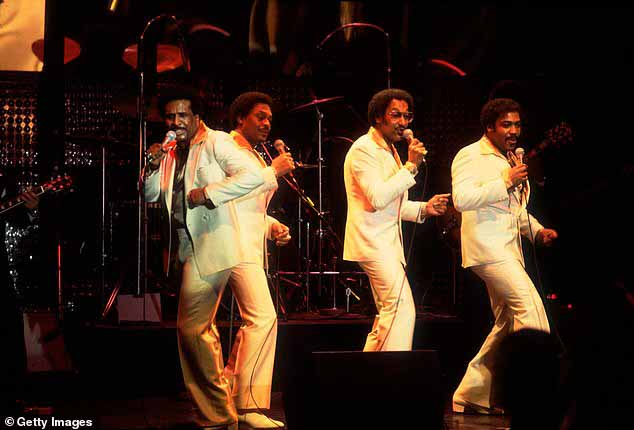 Факир (второй справа) пел первую партию тенора в Four Tops. Теноры традиционно являются ведущими вокалистами, но Факир присоединился к Пэйтону и Бенсону, чтобы петь подпевку баритону Леви Стаббсу (слева) на ведущей позиции; на фото 1981 год в Чикаго
