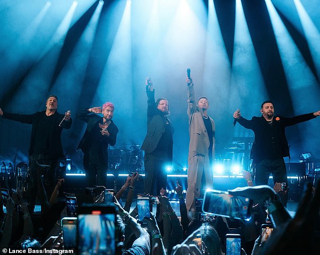 *Последний раз NSYNC воссоединились 13 марта, чтобы дебютировать с Paradise во время тура Джастина в The Wiltern в Лос-Анджелесе — зажигательное выступление, которое, безусловно, ощущалось как импульс к большому объявлению, которое так и не произошло.