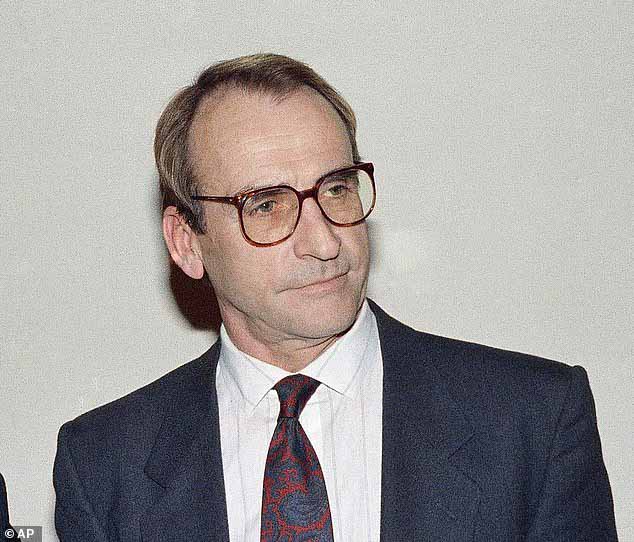 Актер Джеймс Б. Сиккинг, известный по таким шоу, как Hill Street Blues и Doogie Howser, MD, умер в возрасте 90 лет после борьбы с деменцией. На фото в Лос-Анджелесе в 1986 году.