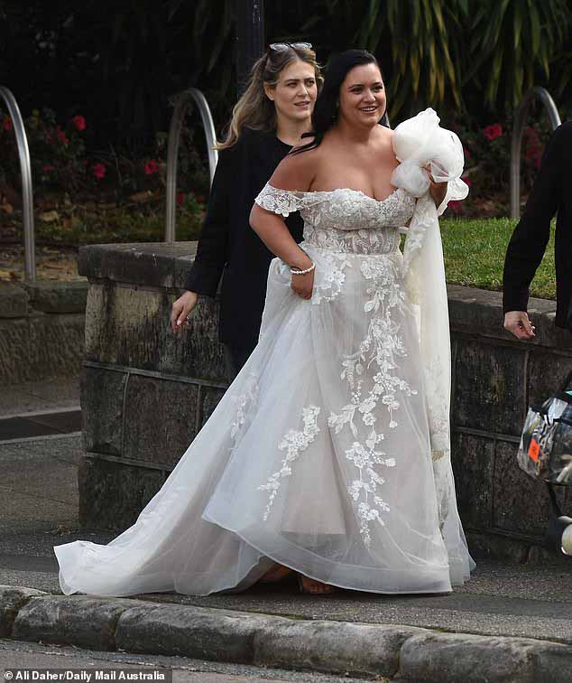 Свадьбы Married At First Sight 2025 идут полным ходом, и еще одна пара была замечена очень уютно обнимающейся после того, как в четверг сказала «Да»