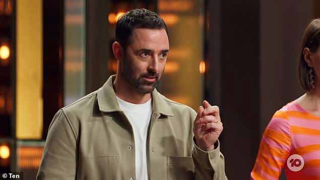 Участники MasterChef Australia Мими, Сэв, Пецца и Гарри встретились в напряженной битве за четверку лучших в воскресенье вечером. На фото: судья Энди Аллен