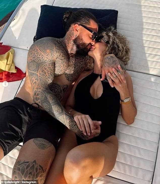 33-летняя бывшая звезда TOWIE выглядела очарованной, позируя в черном купальнике с вырезом в форме ключа, смеясь рядом с привлекательным татуированным ландшафтным дизайнером.