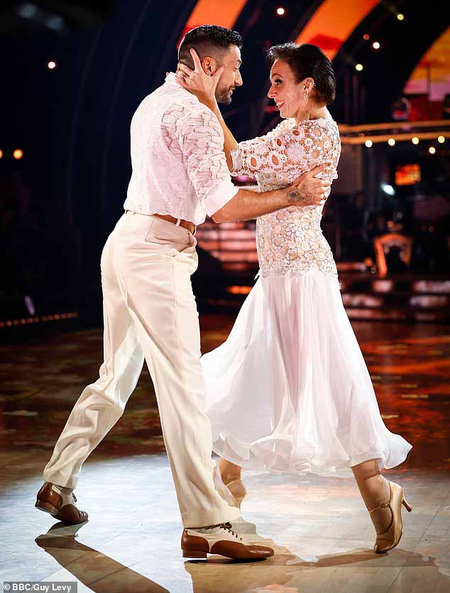 Инсайдеры предположили, что Strictly Come Dancing «нужны тренеры по интимной близости, которые расставят границы», если телесериал хочет выжить на фоне продолжающегося скандала о неправомерном поведении (на фото Зара Макдермотт и Грациано Ди Прима)