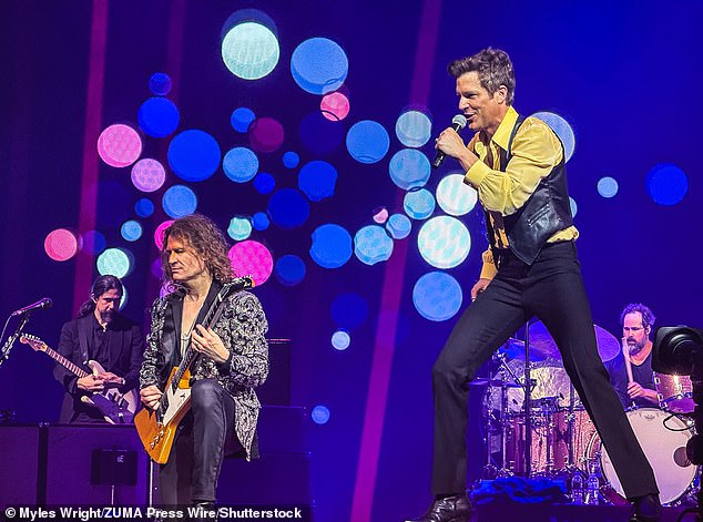The Killers приостановили свой концерт в The 02 в Лондоне в четверг, чтобы их фанаты смогли увидеть, как Англия обыграет Нидерланды в полуфинале Евро-2024