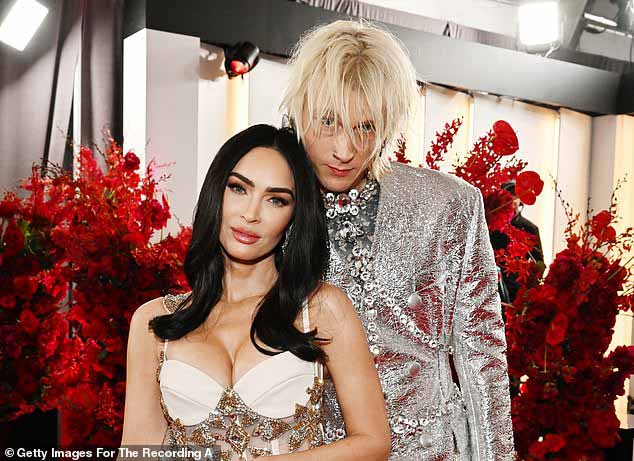 Machine Gun Kelly вывел свою возлюбленную из фешенебельного ресторана, надев белую футболку с изображением персонажа Looney Tunes, Багза Банни, играющего в теннис; Меган и MGK в 2023 году