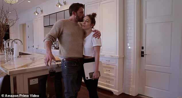 Источник сообщил изданию People в воскресенье: «[Affleck] был тем, кто контролировал, в общем-то. Он был очень за [of the project]и он был движущей силой для [Lopez] сделать фильм и альбом, а затем он настоял на документальном фильме, и это выглядело так, будто он колебался и был почти удивлен, но это было ложным повествованием.