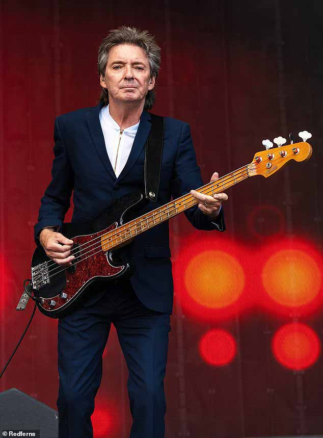 Брюс Фокстон ушел из The Jam из-за проблем со здоровьем. Впервые он обрел известность в семидесятых в The Jam (на фото 2014 года)