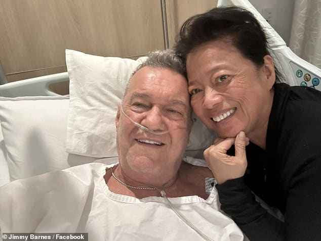 Основатель Cold Chisel Джимми Барнс, 68 лет, опубликовал в своих социальных сетях в субботу сообщение об отмене финальных концертов своего текущего сольного тура Hell of a Time. На фото: Джимми и его жена Джейн поделились этим изображением в Facebook в субботу