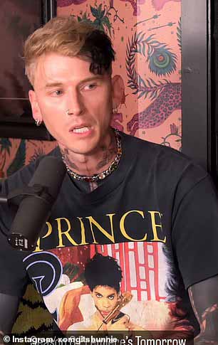 Machine Gun Kelly откровенно рассказал о тяжелом детстве своего покойного отца, которое, по его мнению, стало ключевым фактором их напряженных отношений; (на фото 2019 г.)
