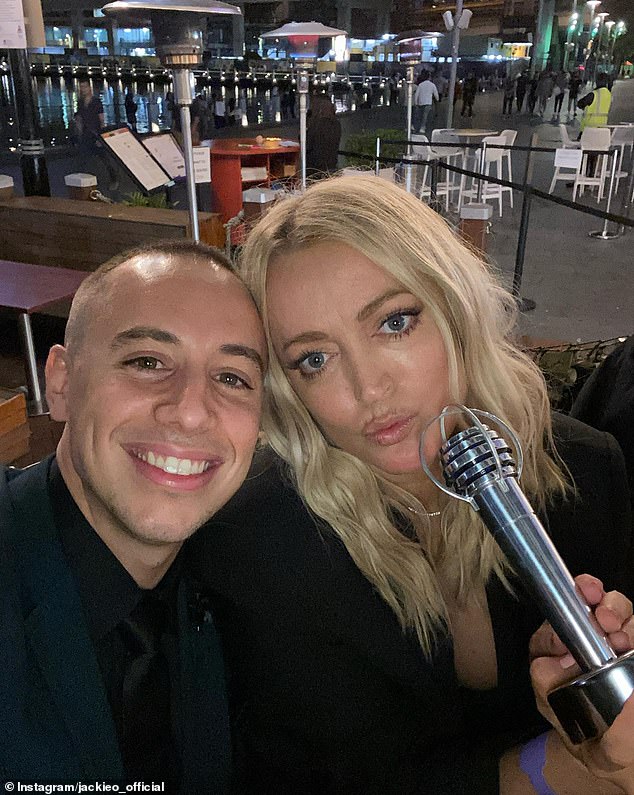 Продюсер Kyle and Jackie O Педро Витола рассказал, что может определить поколение любого человека по тому, какие слова он выберет после фразы «эй, сейчас»