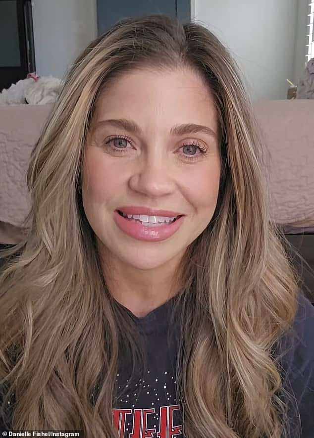 43-летняя бывшая детская звезда выразила свои чувства: «Я хотела записать короткое видео, чтобы от всего сердца и от всей моей семьи выразить вам огромную благодарность за ту огромную любовь, поддержку и ободрение, которые вы мне дарили с тех пор, как я сообщила о своем диагнозе рака груди».