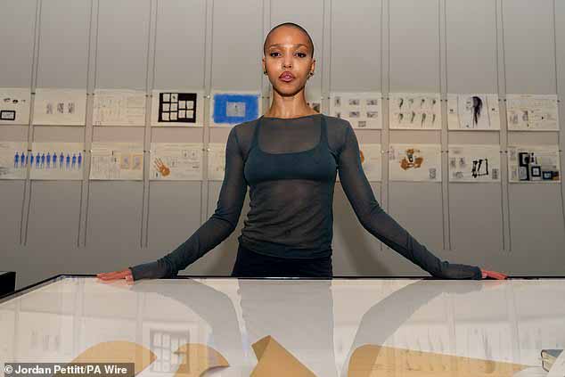 веточки, выставленные на фоне альбомов, рисунков, дневников и поляроидных снимков, которые являются частью выставки на сегодняшнем открытии