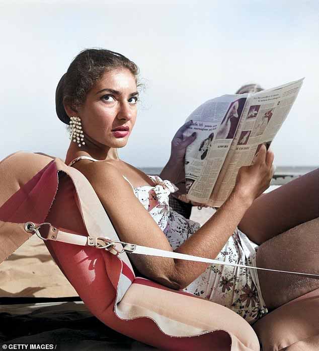 Анджелина Джоли была замечена в новом образе для своего фильма Мария. 49-летняя звезда носила темные волосы и укладывала их в причудливую прическу, демонстрируя красное платье. Ее видели разговаривающей с режиссером ее фильма