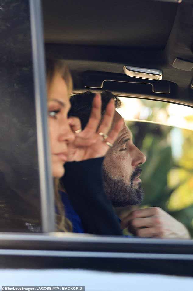 Бен Аффлек и Дженнифер Лопес были замечены вместе впервые с момента подачи заявления о разводе, они вели напряженную беседу в отеле «Беверли-Хиллз» в субботу.