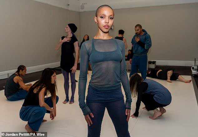 Сегодня в пятницу на лондонском аукционе Sotheby's компания FKA twigs представила новое произведение искусства под названием «Одиннадцать».