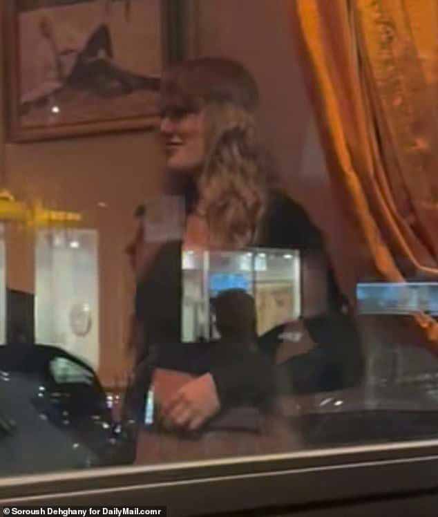 Она последовала моде ранней осени и продемонстрировала свои длинные ноги, надев коричнево-серую клетчатую мини-юбку с плиссированными деталями.