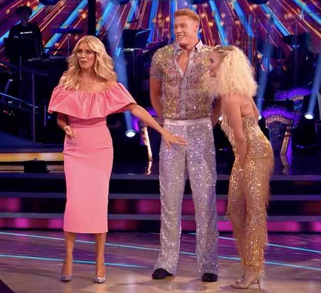 У Надежды Бычковой из Strictly Come Dancing (справа) случилась очень неловкая неисправность в гардеробе во время второго прямого эфира блестящего шоу в субботу.