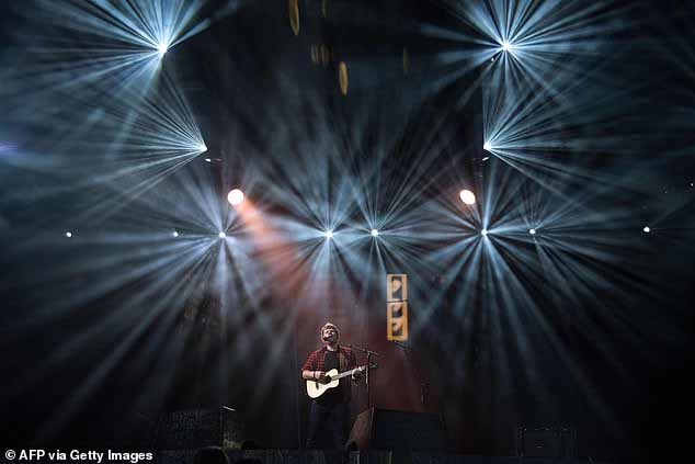 В то время он выступал вместе с Radiohead и Foo Fighters, но пошутил, что был немного «неуместен» в составе.
