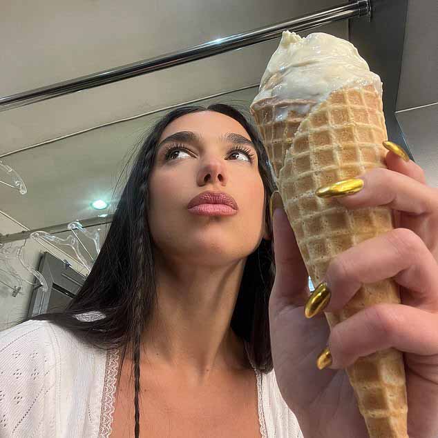 Дуа Липа взбудоражила фанатов, поделившись в пятницу в TikTok своим причудливым рецептом диетической колы с маринованными огурцами и соком халапеньо.