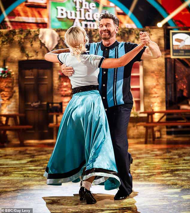 Ник Ноулз из Strictly был замечен выходящим из дома на костылях в субботу после того, как ему пришлось отказаться от живого выступления на этой неделе.