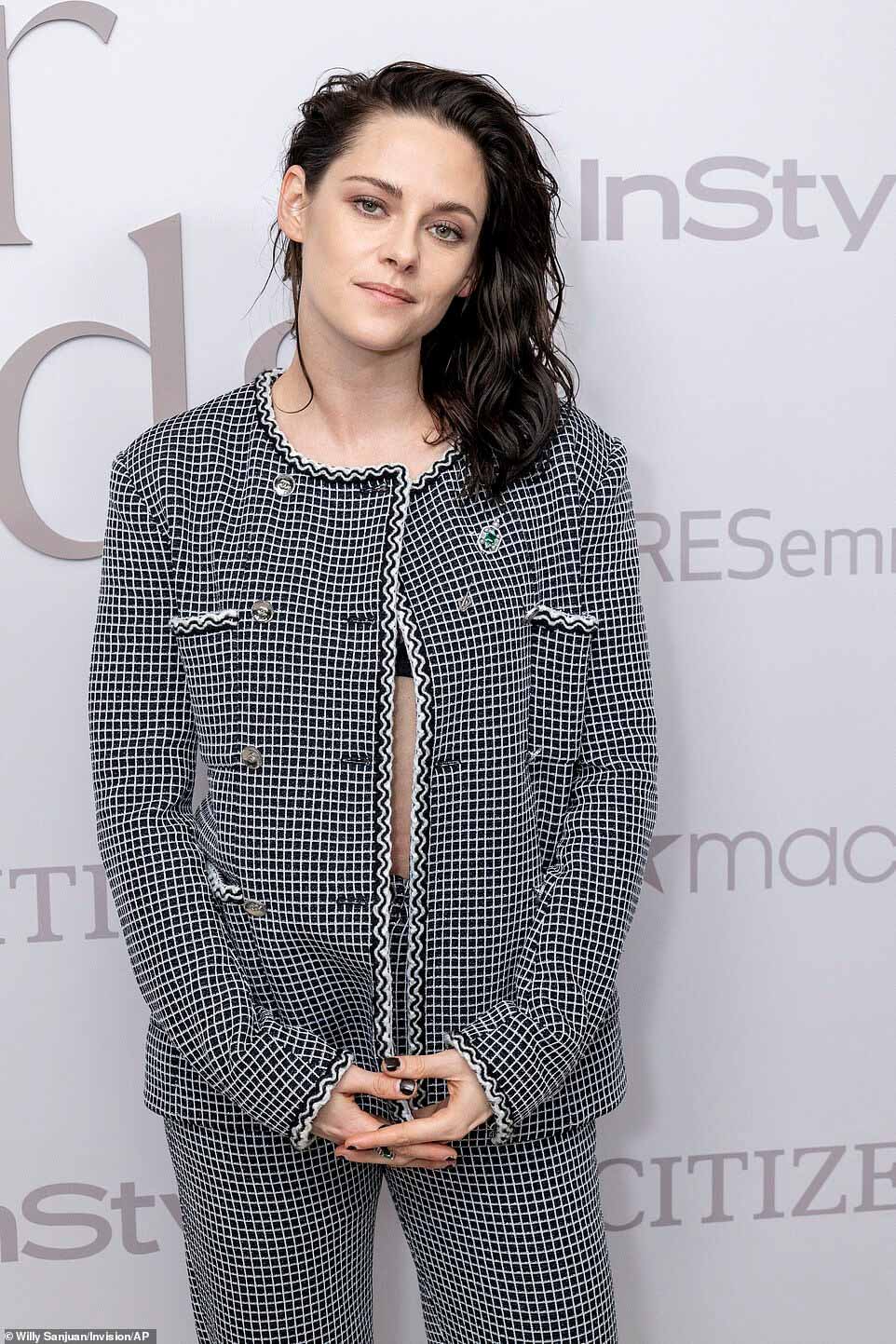 Стюарт продемонстрировала свой пресс в платье от Chanel с ног до головы