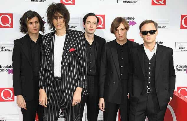 The Horrors, в состав которой входят Фэрис Бэдван, Джошуа Хейворд, Рис Уэбб и Джордан Кук, снова собрались вместе (на фото с бывшим участником Джозефом Спердженом).